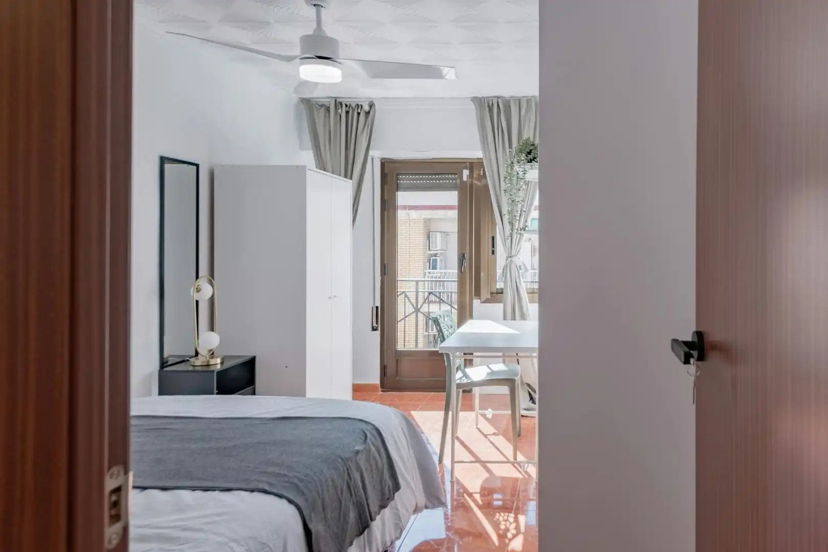 Bedroom of Flat for share in Valencia  with Washing machine