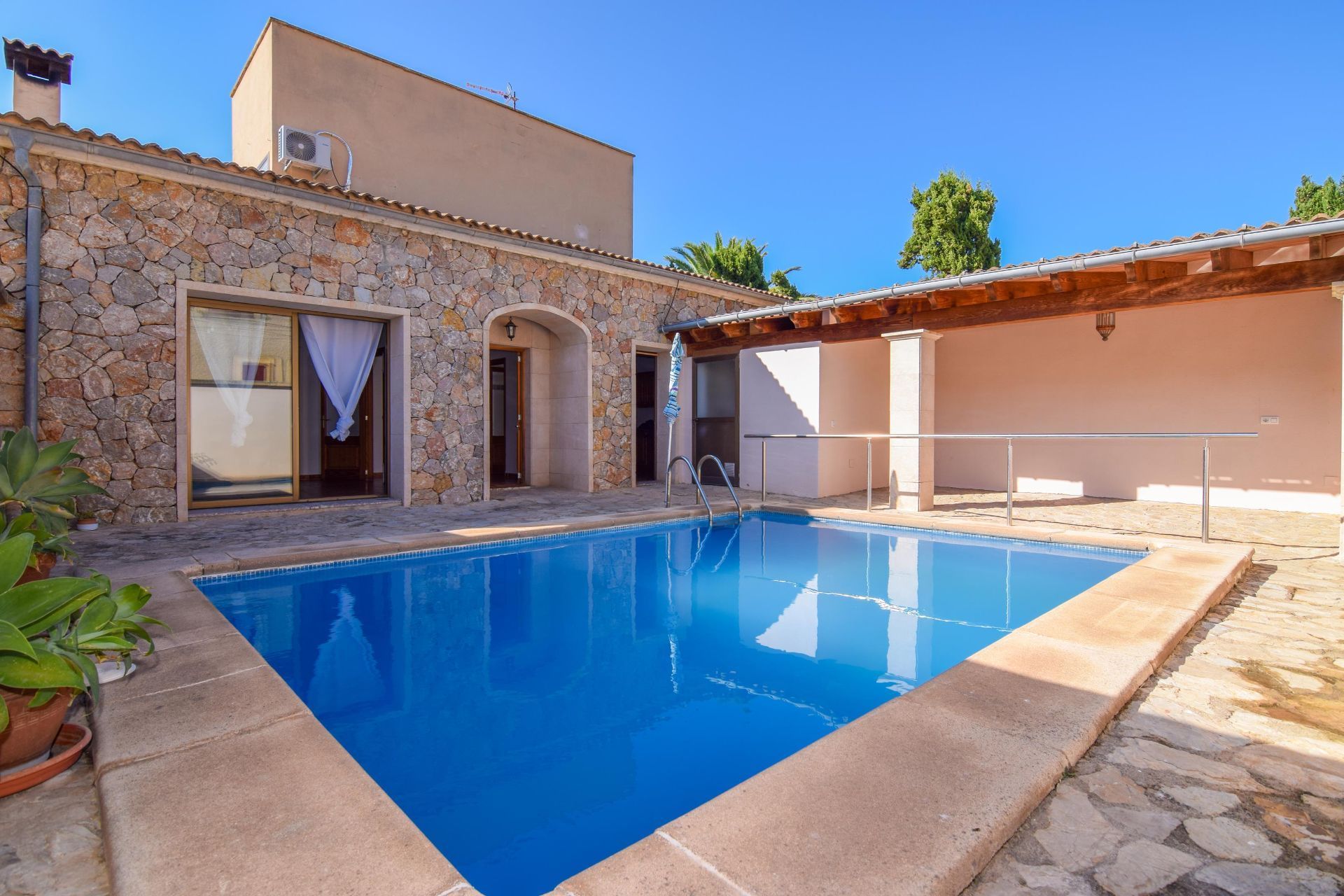 Swimming pool of House or chalet to rent in Artà  with Air Conditioner, Heating and Private garden