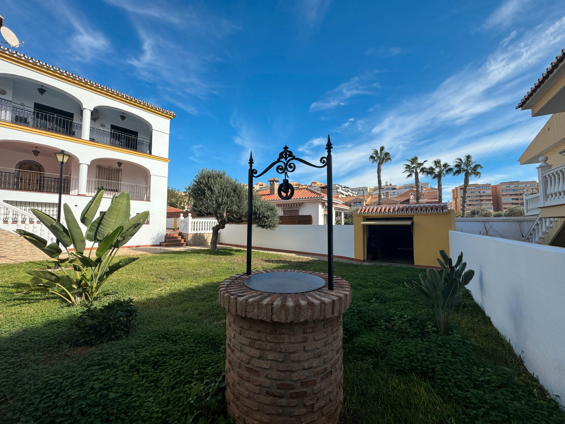 Vista exterior de Casa adosada en venda en Rincón de la Victoria amb Jardí privat, Terrassa i Moblat