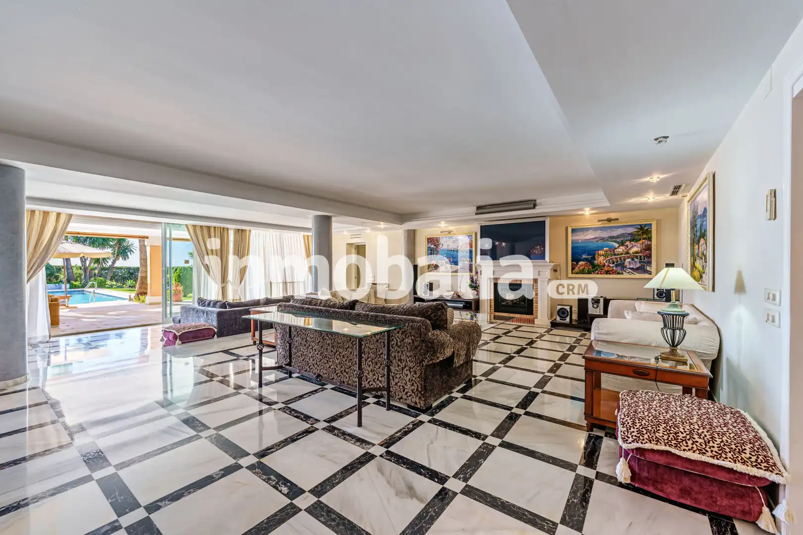 Sala d'estar de Casa o xalet en venda en Estepona amb Aire condicionat, Jardí privat i Terrassa