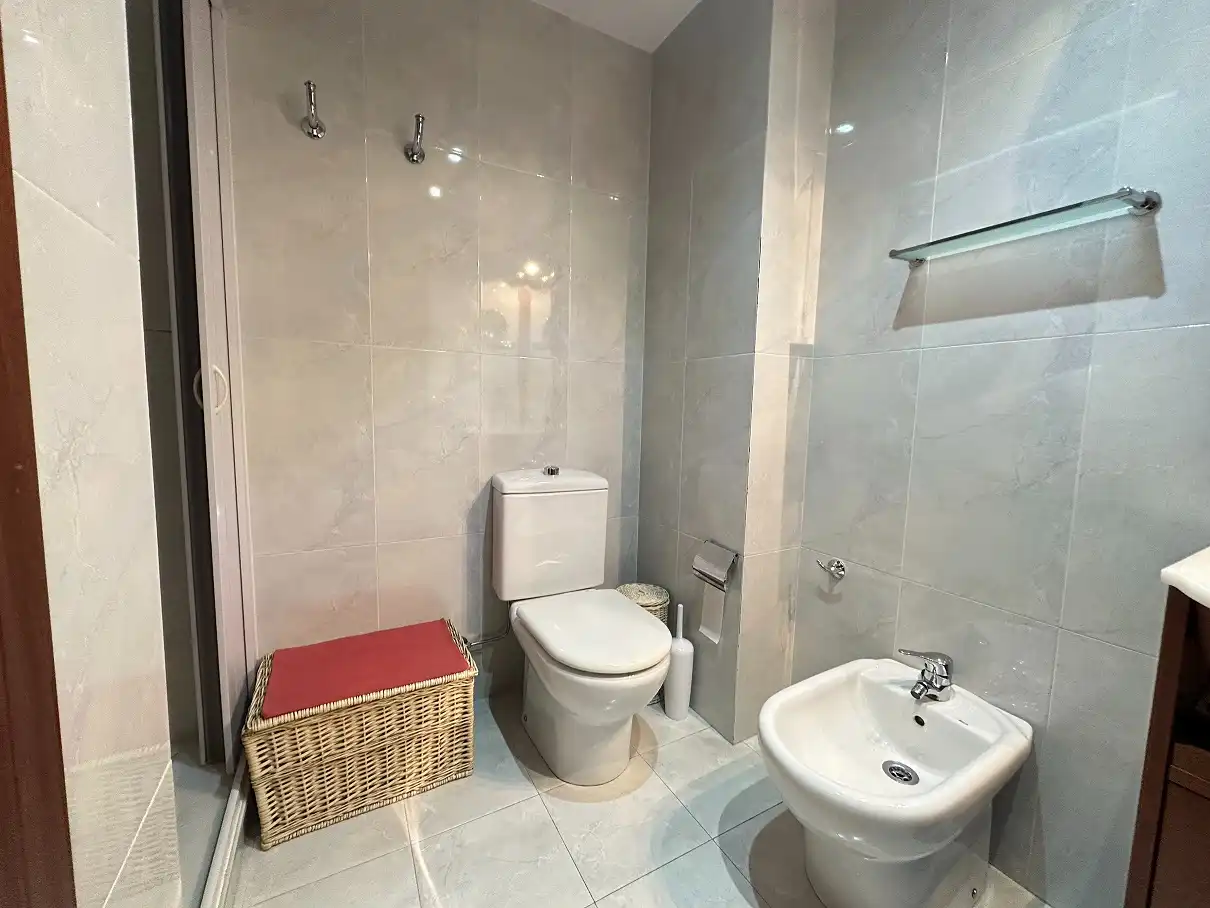 Baño de Piso de alquiler en Santiago de Compostela  con Calefacción, Trastero y Amueblado