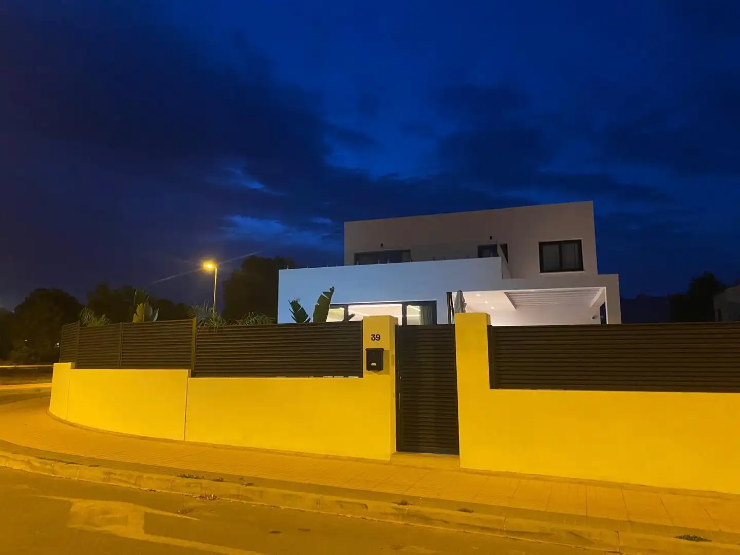 Vista exterior de Casa o chalet en venta en La Nucia con Aire acondicionado, Calefacción y Jardín privado
