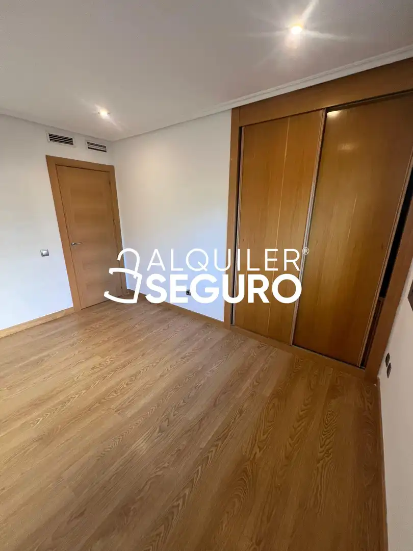 Dormitori de Pis de lloguer en Madrid amb Aire condicionat, Calefacció i Terrassa