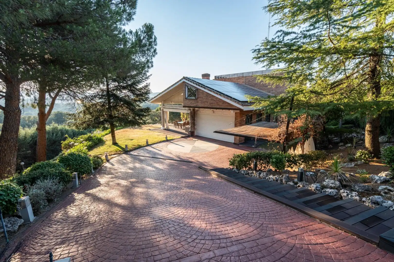 Vista exterior de Casa o xalet en venda en Las Rozas de Madrid amb Aire condicionat, Calefacció i Jardí privat