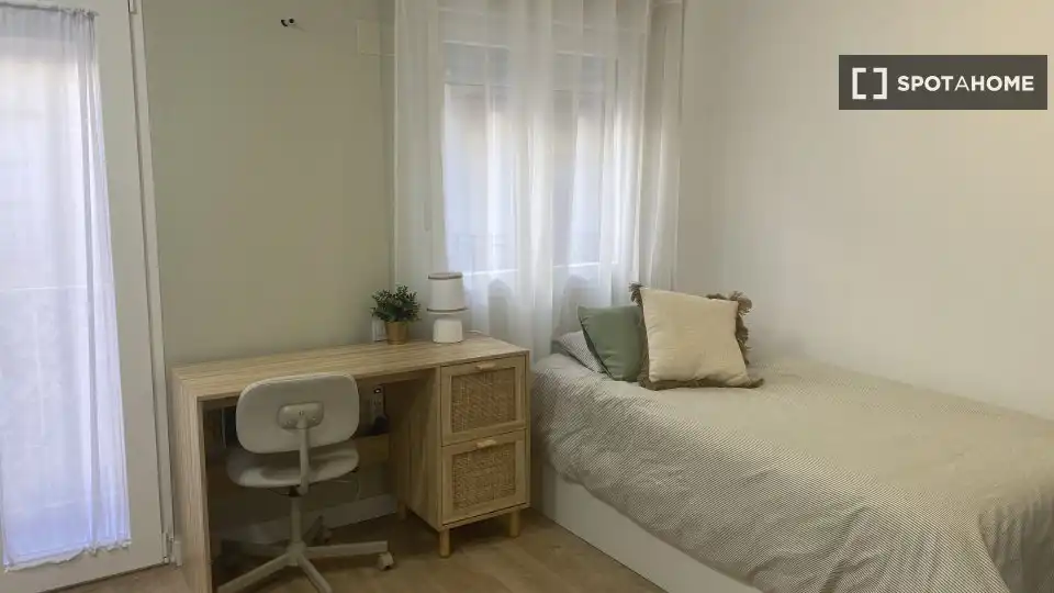 Bedroom of Flat for rent in Valencia  with Air Conditioner, Heating and Furnished