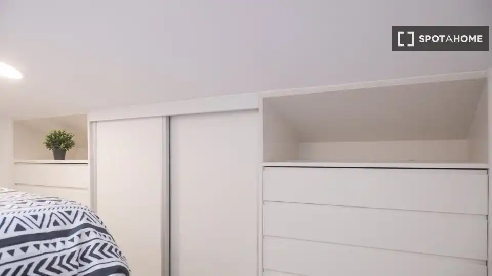 Schlafzimmer von Wohnung zur Miete in Madrid mit Klimaanlage, Heizung und Möbliert