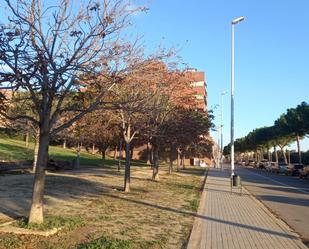 Vista exterior de Pis en venda en Cornellà de Llobregat amb Terrassa i Balcó