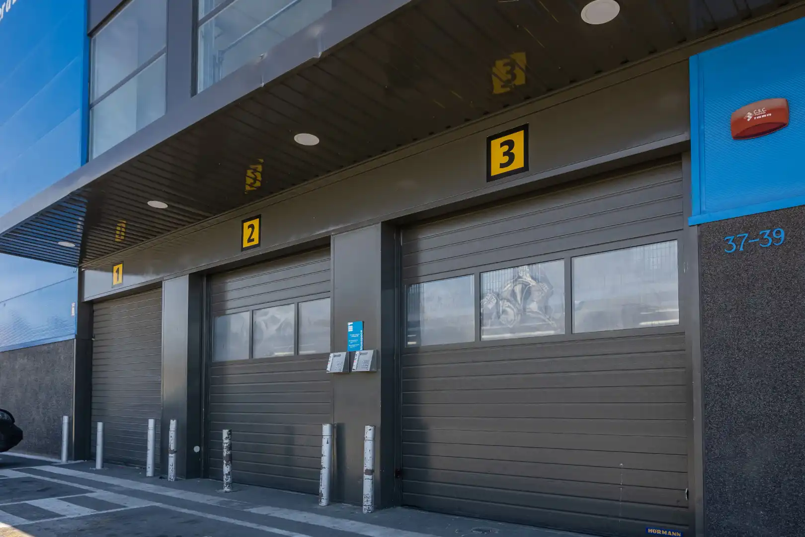 Vista exterior de Traster de lloguer en Cornellà de Llobregat amb Alarma