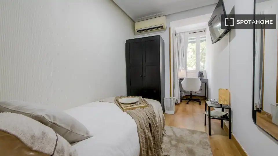Bedroom of Flat for rent in Madrid  with Air Conditioner, Heating and Furnished