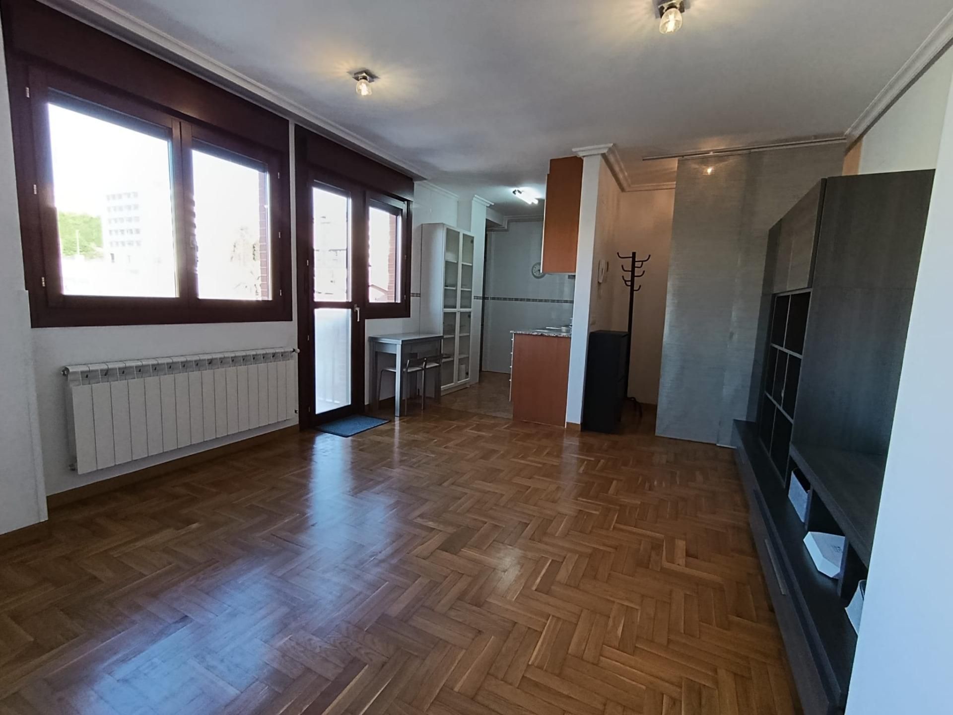 Sala de estar de Apartamento en venta en Avilés con Calefacción, Trastero y Balcón