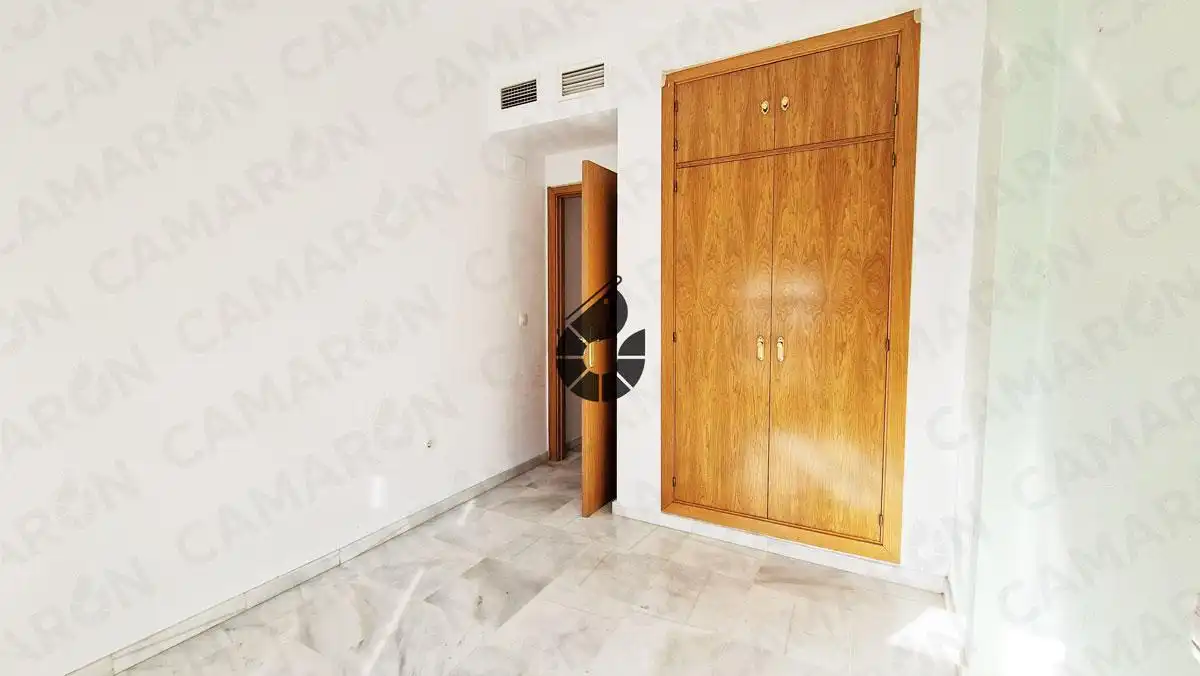 Dormitori de Casa adosada en venda en Coria del Río amb Jardí privat, Terrassa i Alarma