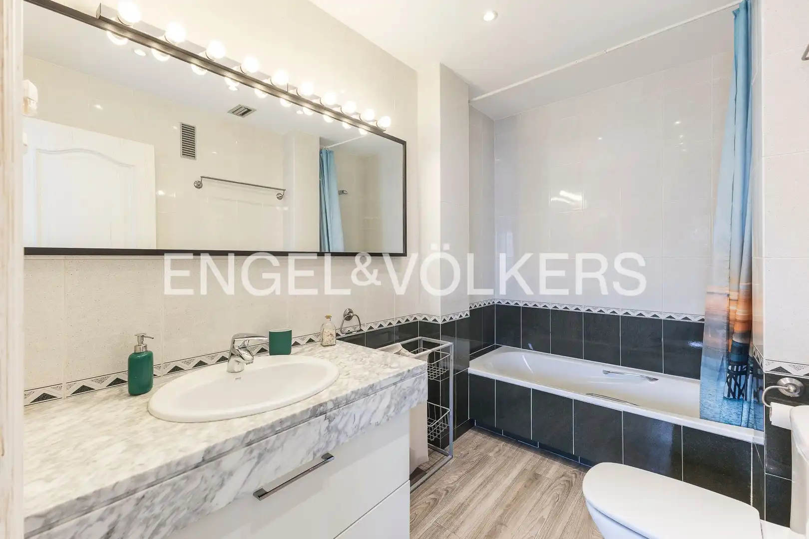 Badezimmer von Dachboden zur Miete in Barcelona mit Klimaanlage, Heizung und Parkett