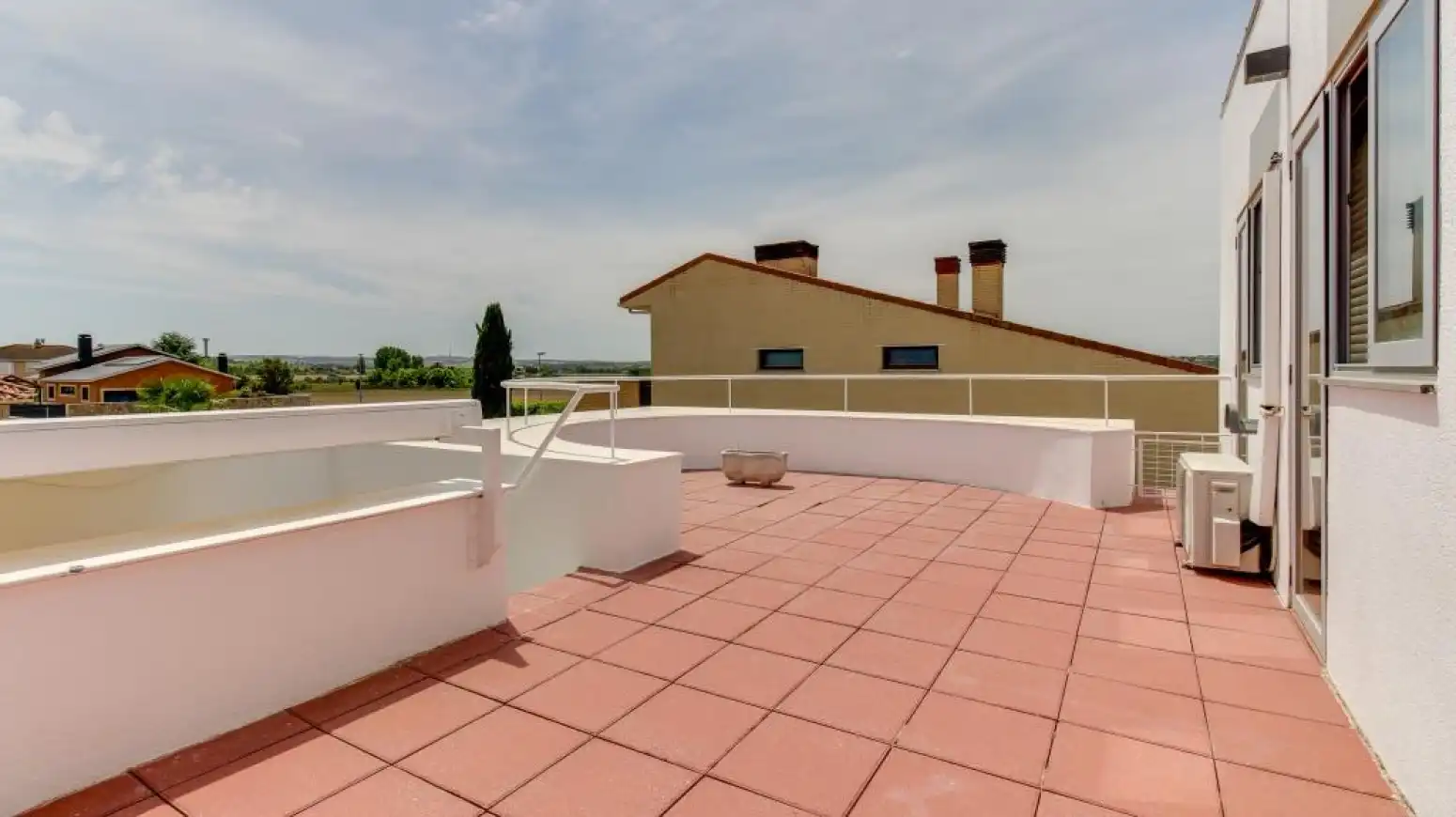 Terrasse von Haus oder Chalet zum Verkauf in Villamayor mit Klimaanlage, Heizung und Privatgarten