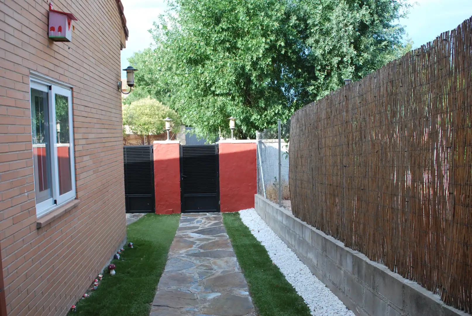 Garten von Einfamilien-Reihenhaus zum Verkauf in Valdemorillo mit Privatgarten, Terrasse und Abstellraum
