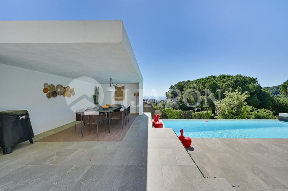 Terrace of House or chalet for sale in Alella  with Air Conditioner, Heating and Private garden