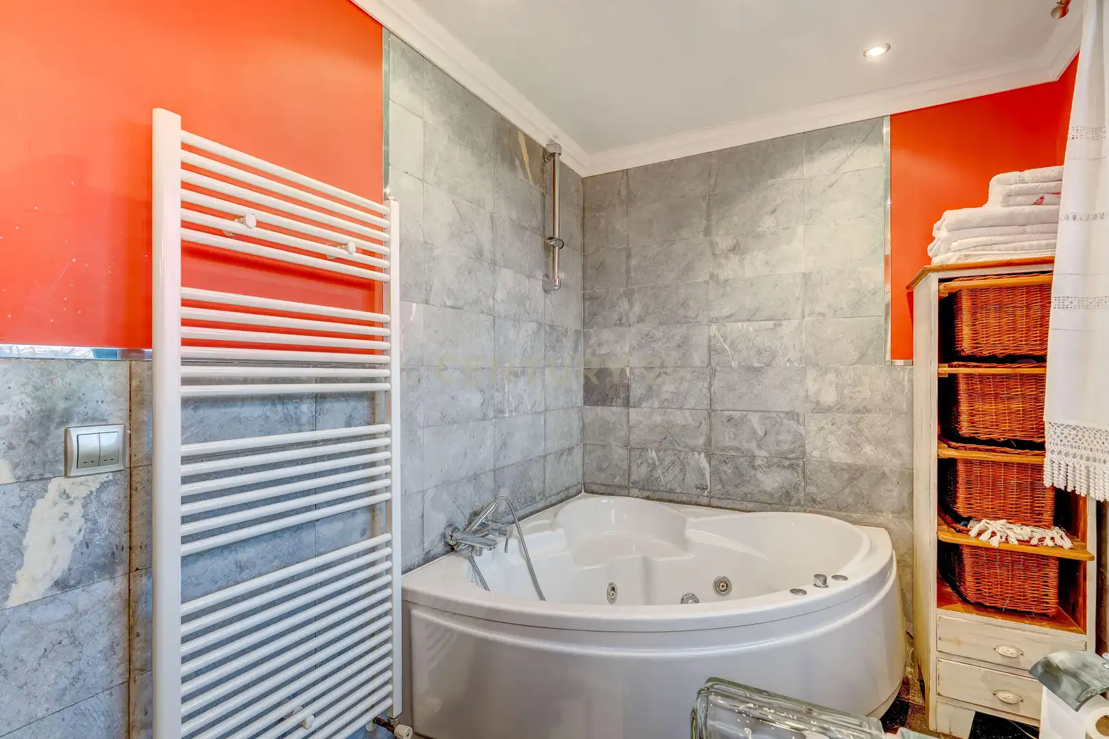Badezimmer von Einfamilien-Reihenhaus zum Verkauf in Anguciana mit Privatgarten, Abstellraum und Schwimmbad