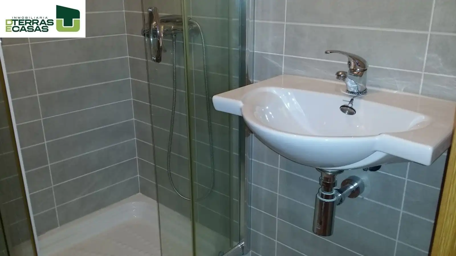 Baño de Ático de alquiler en Marín con Piscina y Piscina comunitaria