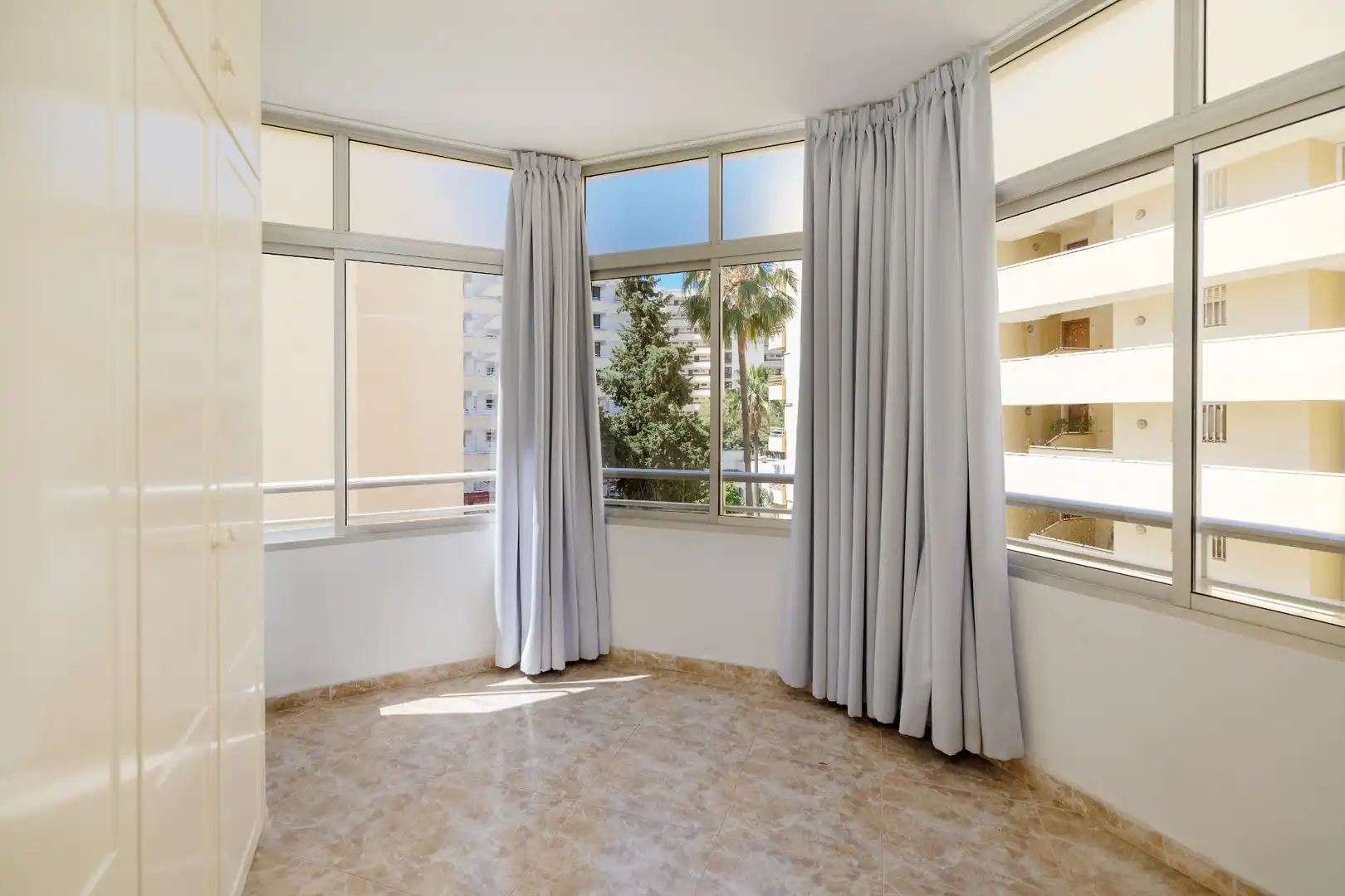 Schlafzimmer von Wohnung zum Verkauf in Marbella mit Klimaanlage und Gemeinschaftspool