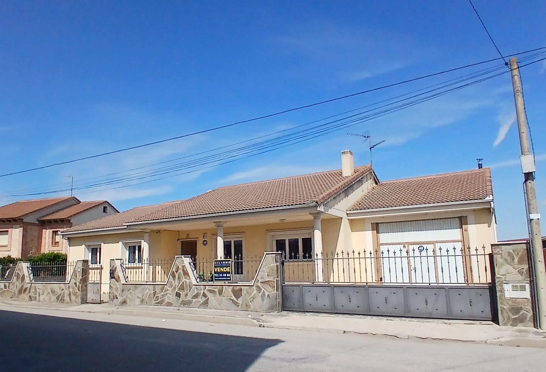 Exterior view of House or chalet for sale in Gomezserracín  with Heating, Private garden and Storage room