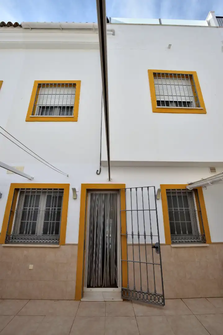 Vista exterior de Casa adosada en venda en Ronda amb Aire condicionat, Calefacció i Terrassa