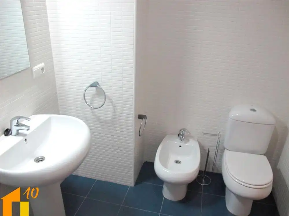 Baño de Piso de alquiler en Burgos con Calefacción y Trastero