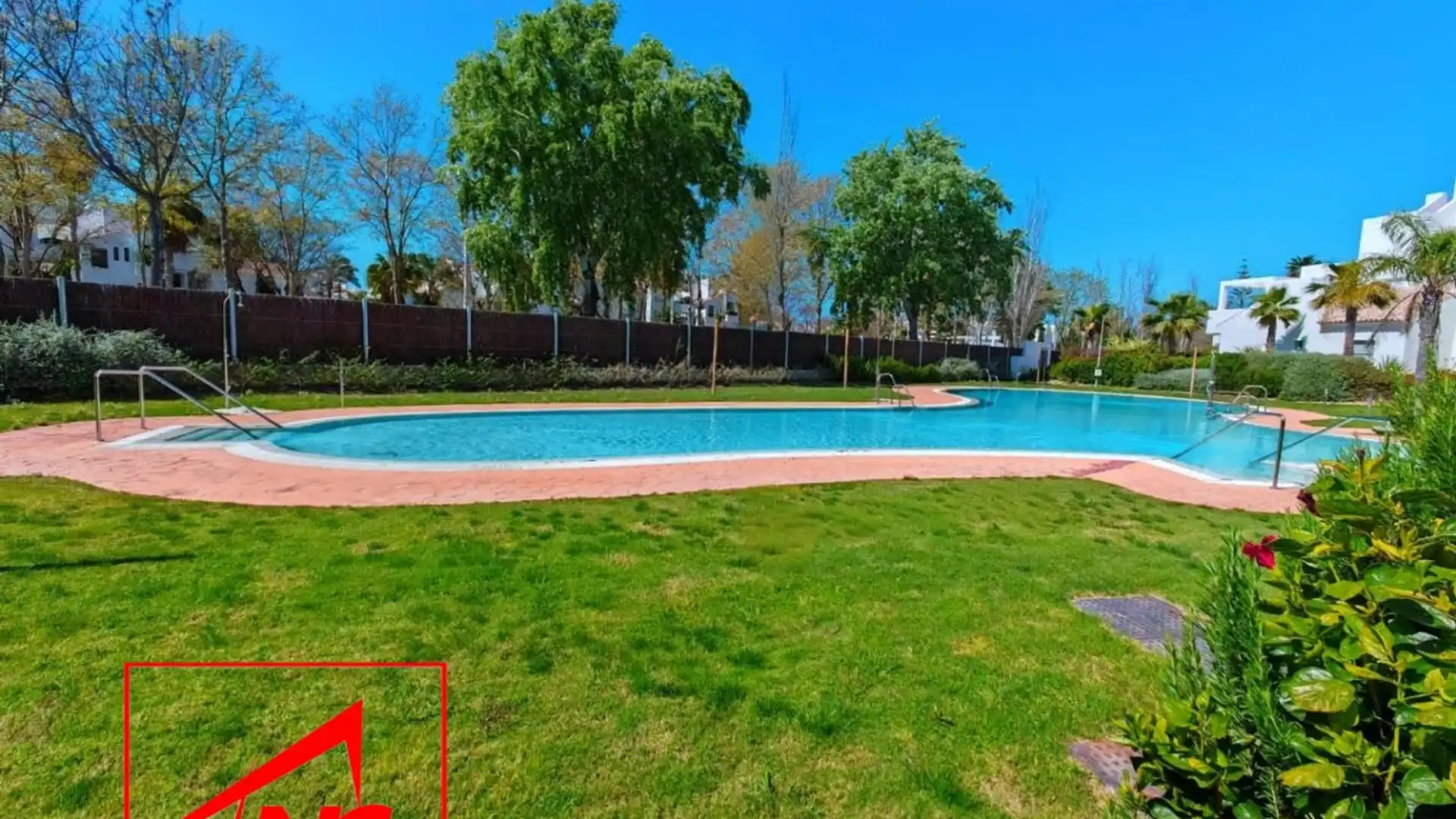 Schwimmbecken von Wohnung zum Verkauf in Chipiona mit Terrasse und Schwimmbad