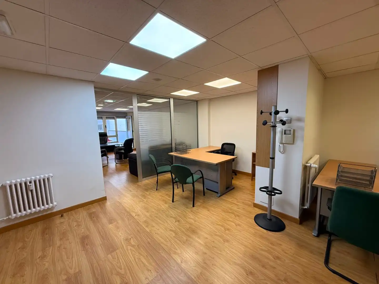 Oficina de alquiler en Oviedo  con Calefacción, Terraza y Amueblado