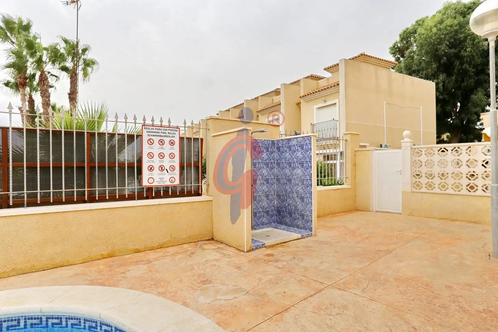 Vista exterior de Casa adosada en venda en Guardamar del Segura amb Jardí privat, Terrassa i Moblat