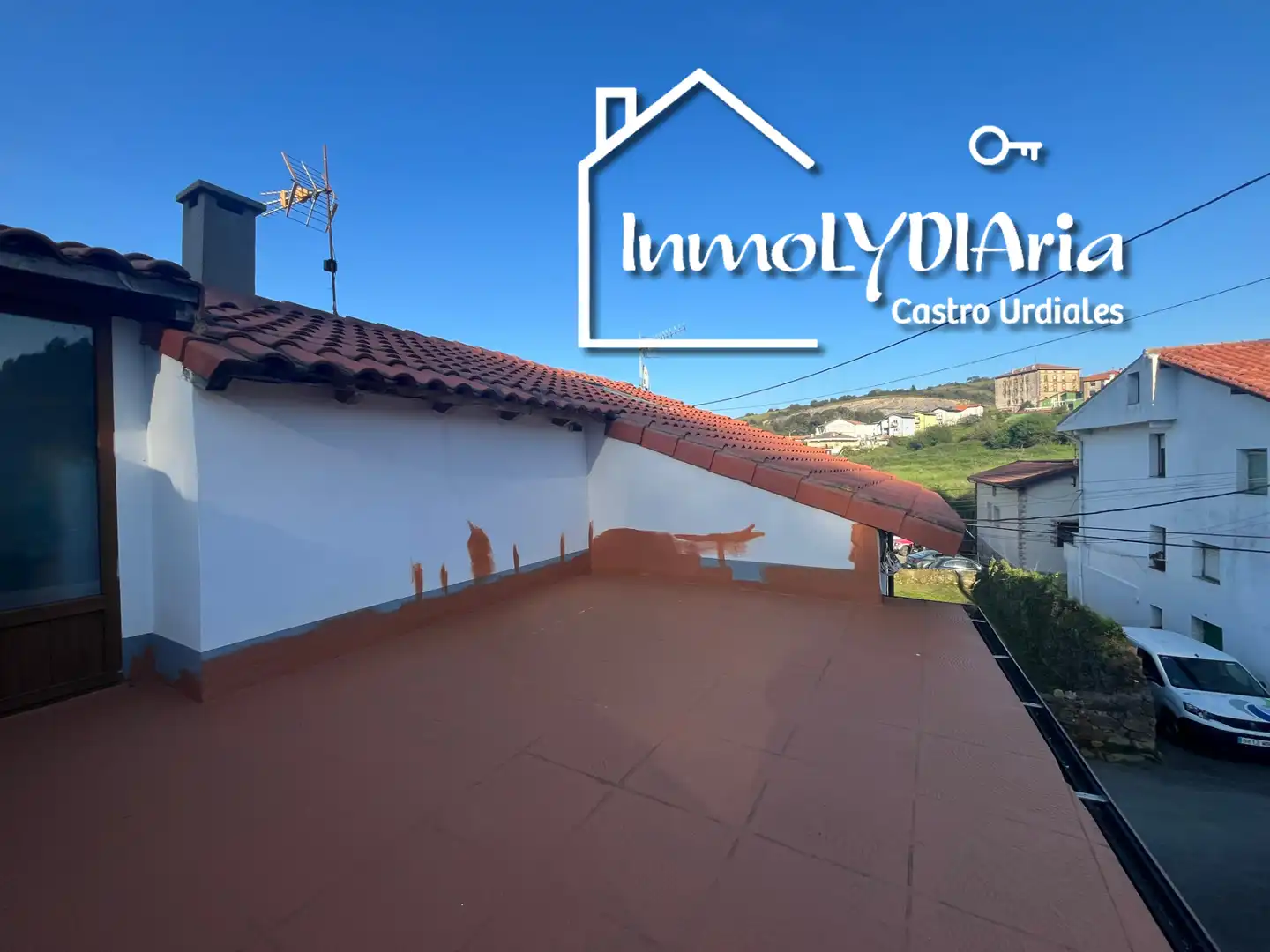 Vista exterior de Casa adosada en venta en Castro-Urdiales con Calefacción, Parquet y Terraza
