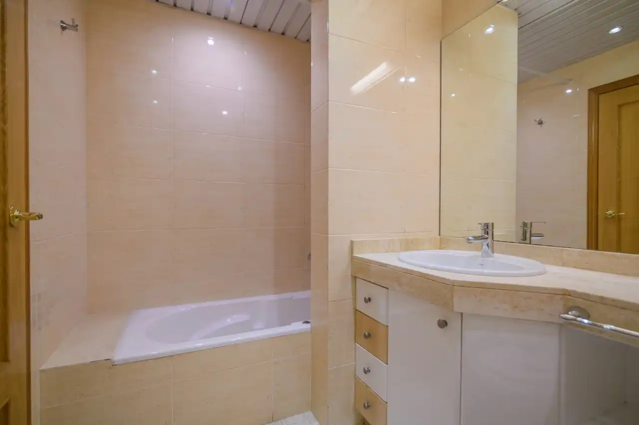 Badezimmer von Wohnung zum Verkauf in Gavà mit Klimaanlage, Heizung und Balkon