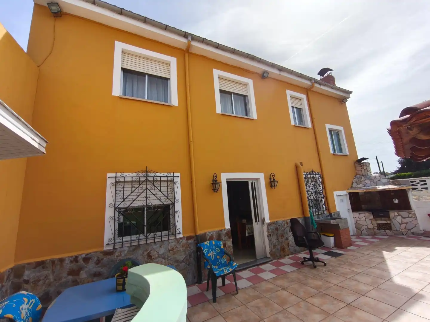 Vista exterior de Casa o xalet en venda en San Andrés del Rabanedo amb Calefacció, Terrassa i Piscina