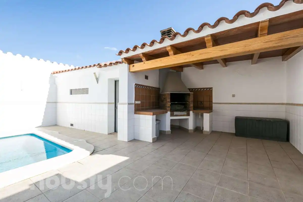 Vista exterior de Casa o xalet en venda en Olèrdola amb Terrassa, Traster i Piscina