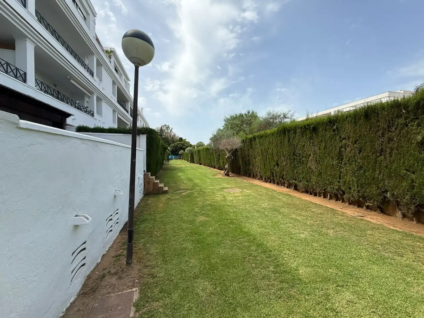 Vista exterior de Dúplex en venta en Marbella con Calefacción, Terraza y Piscina comunitaria