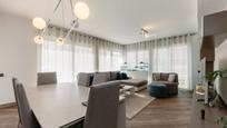 Sala d'estar de Àtic en venda en Sant Boi de Llobregat amb Aire condicionat, Calefacció i Jardí privat