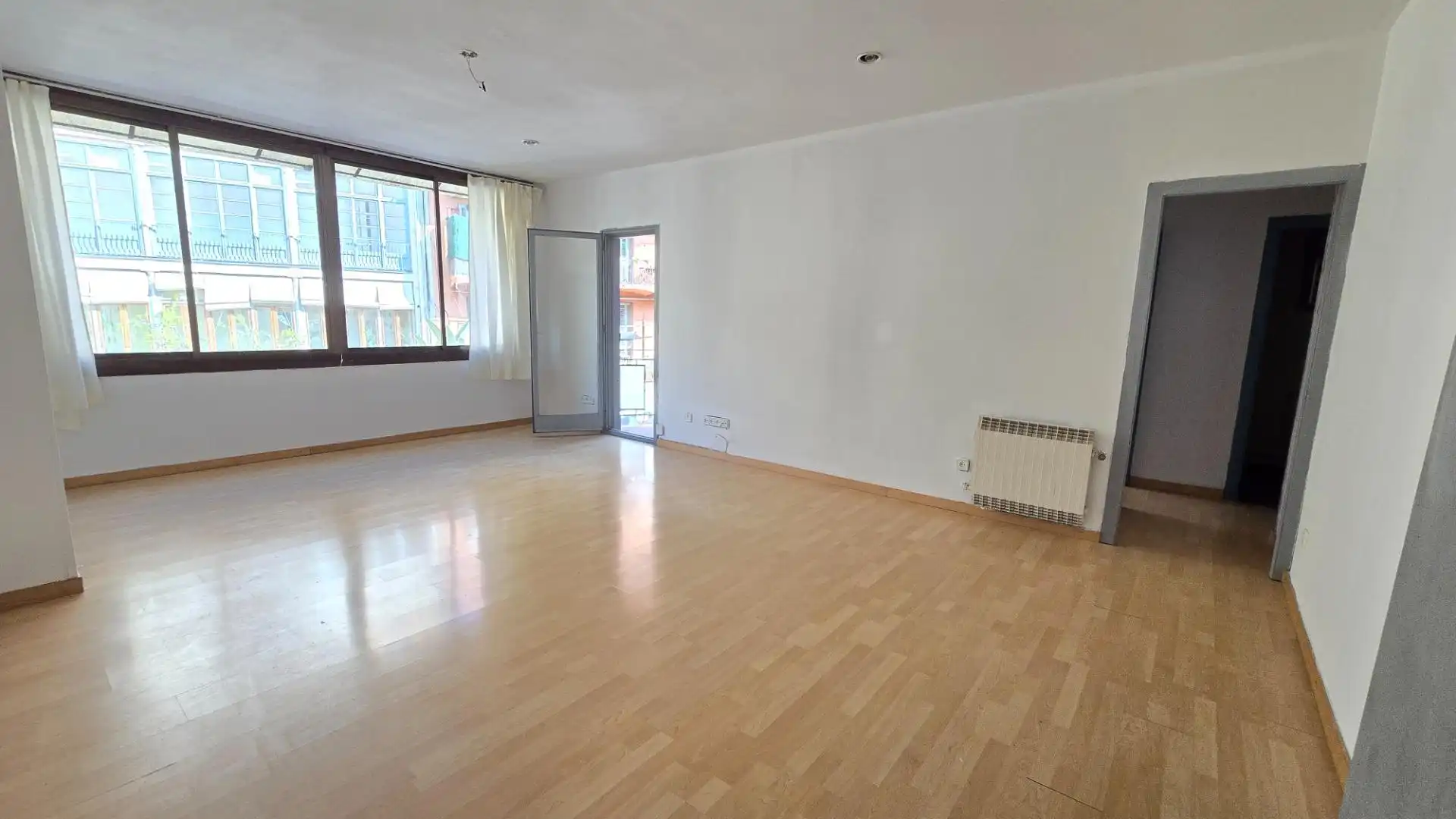 Sala d'estar de Pis en venda en Barcelona amb Calefacció, Parquet i Balcó