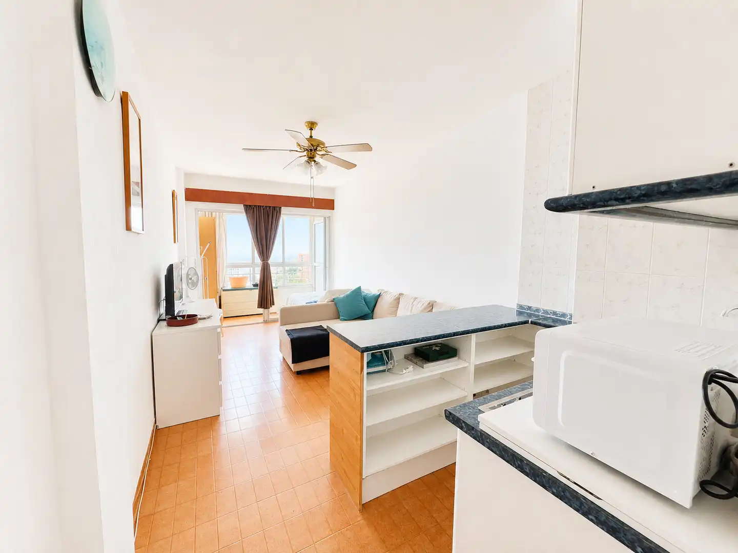 Living room of Study for sale in Torremolinos  with Air Conditioner, Terrace and Microwave