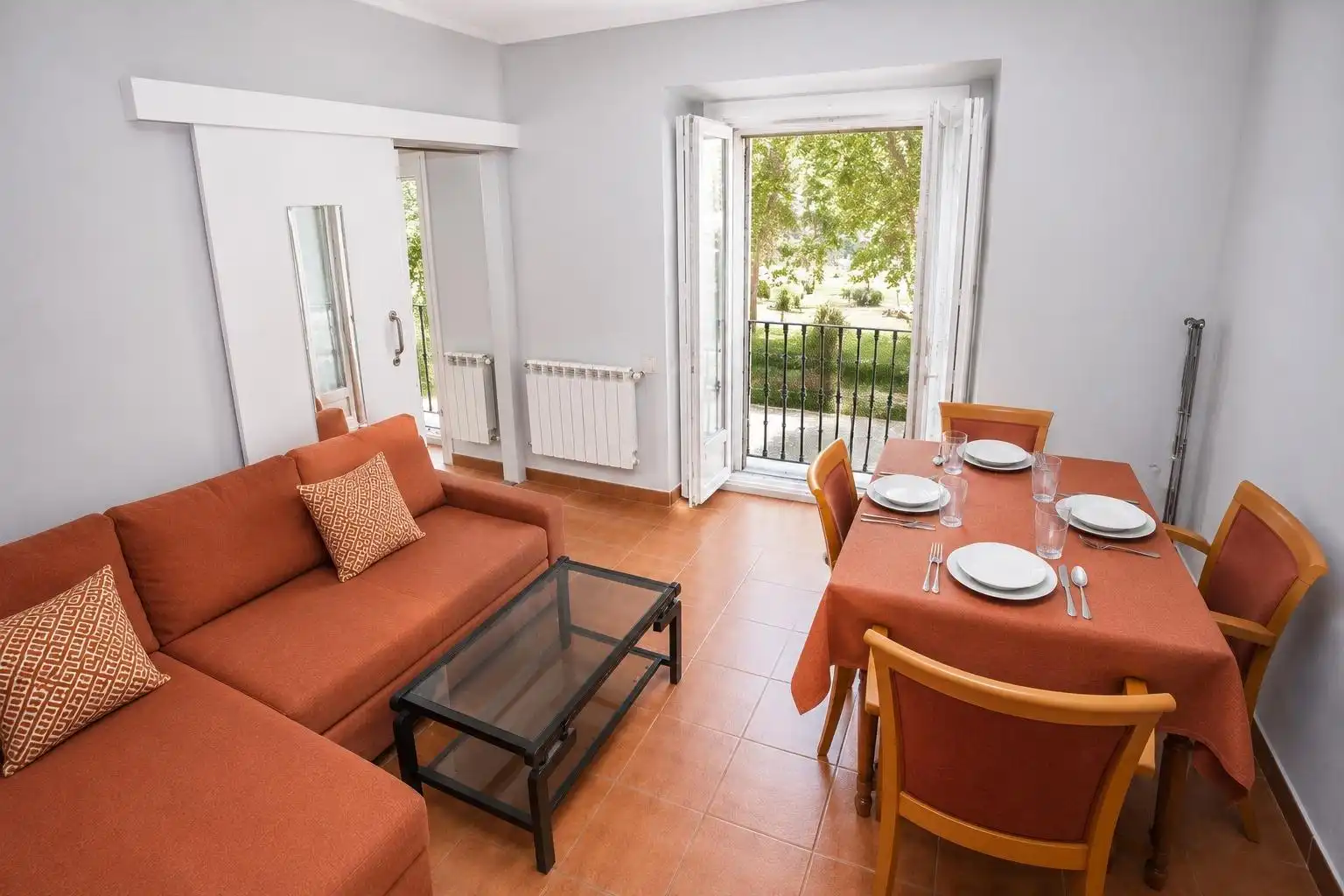 Living room of Flat for rent in Madrid  with Heating, Furnished and Balcony