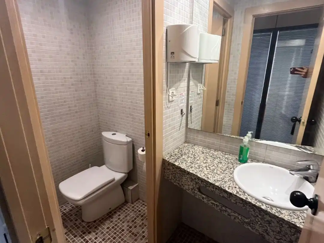 Badezimmer von Büro zur Miete in Barcelona mit Klimaanlage, Heizung und Möbliert