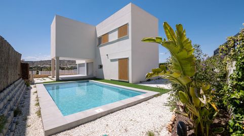 Villa independiente exclusiva con 4 dormitorios, 3 bantildeos, piscina privada y soacutetano en La Finca Golf Resort en Algorfa  C