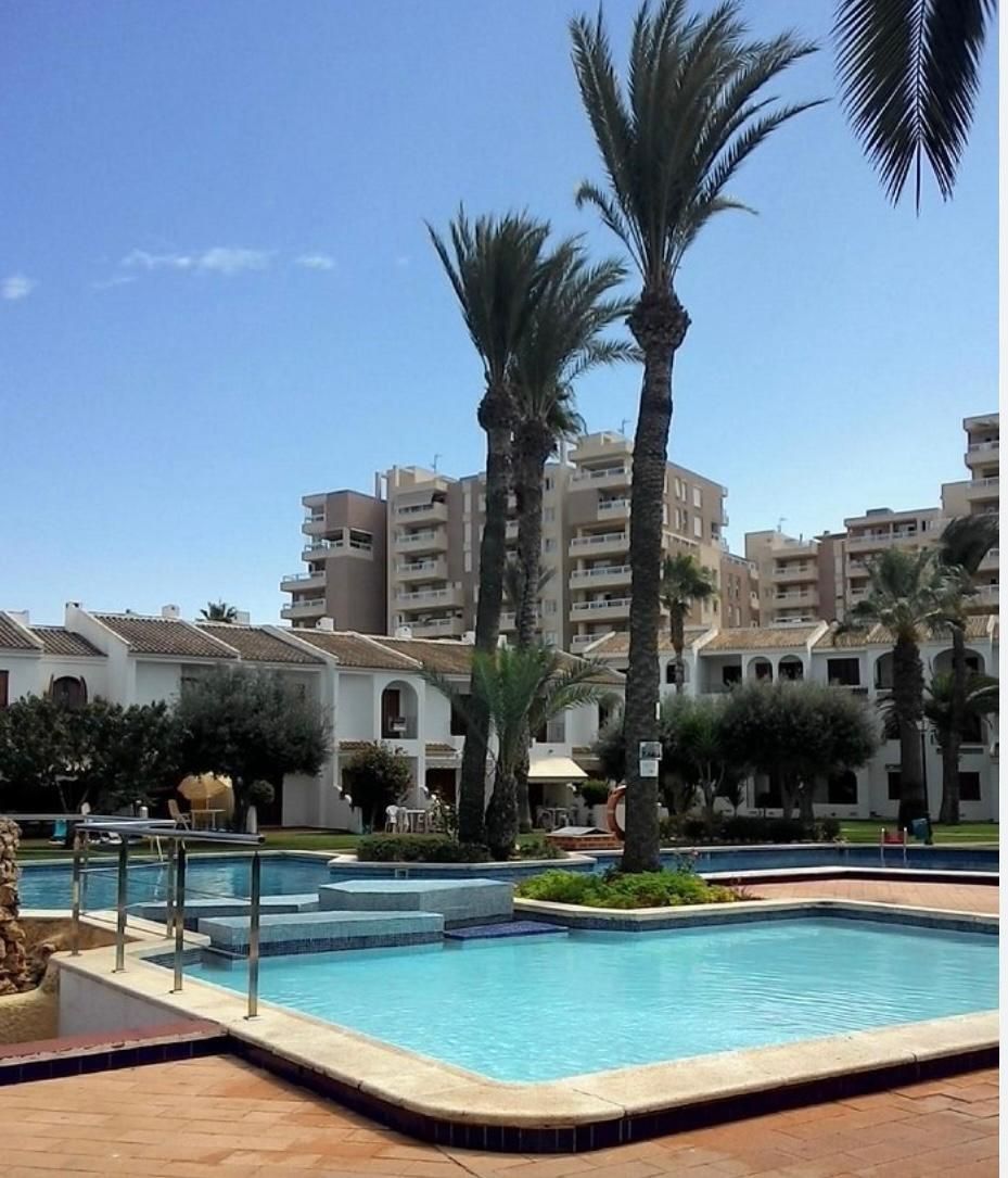 Vista exterior de Casa adosada en venda en La Manga del Mar Menor amb Calefacció, Jardí privat i Terrassa