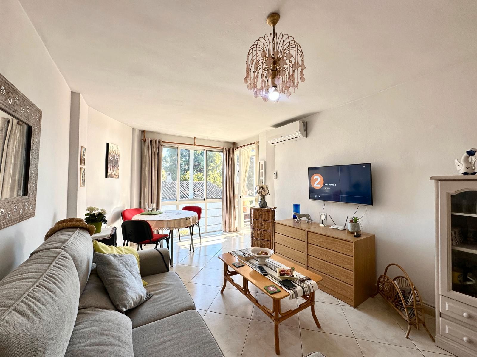 Sala d'estar de Apartament en venda en Benalmádena amb Terrassa, Moblat i Piscina comunitària