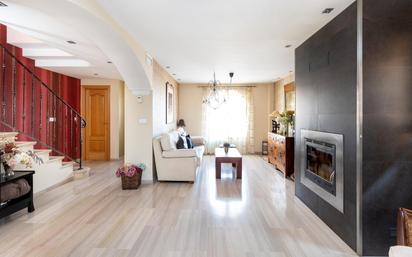 Sala d'estar de Casa adosada en venda en Huétor Vega amb Aire condicionat, Calefacció i Jardí privat