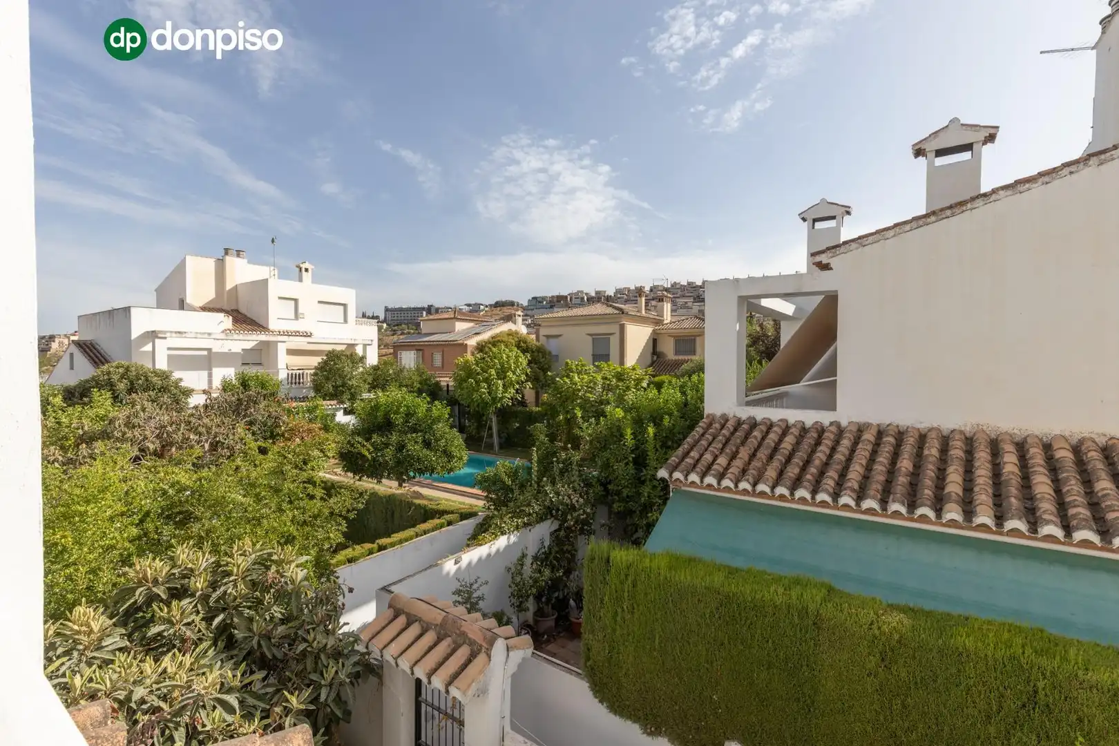 Außenansicht von Einfamilien-Reihenhaus zum Verkauf in Granada mit Heizung, Terrasse und Abstellraum