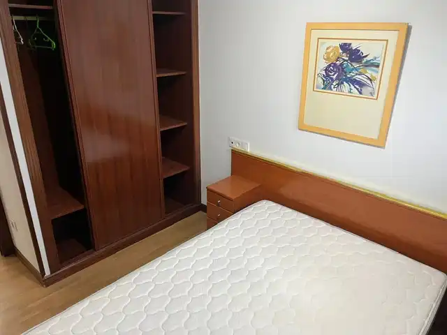 Schlafzimmer von Wohnungen zur Miete in Oviedo  mit Heizung, Parkett und Möbliert