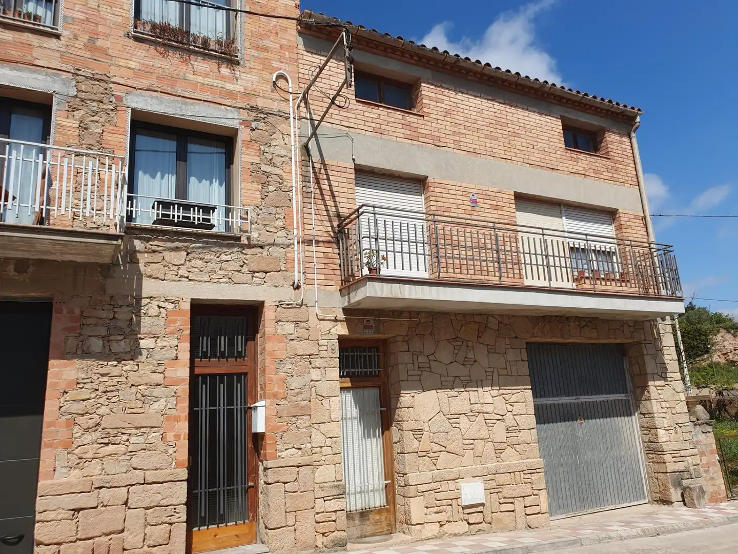 Vista exterior de Casa o xalet en venda en Sant Martí de Tous amb Calefacció, Jardí privat i Terrassa