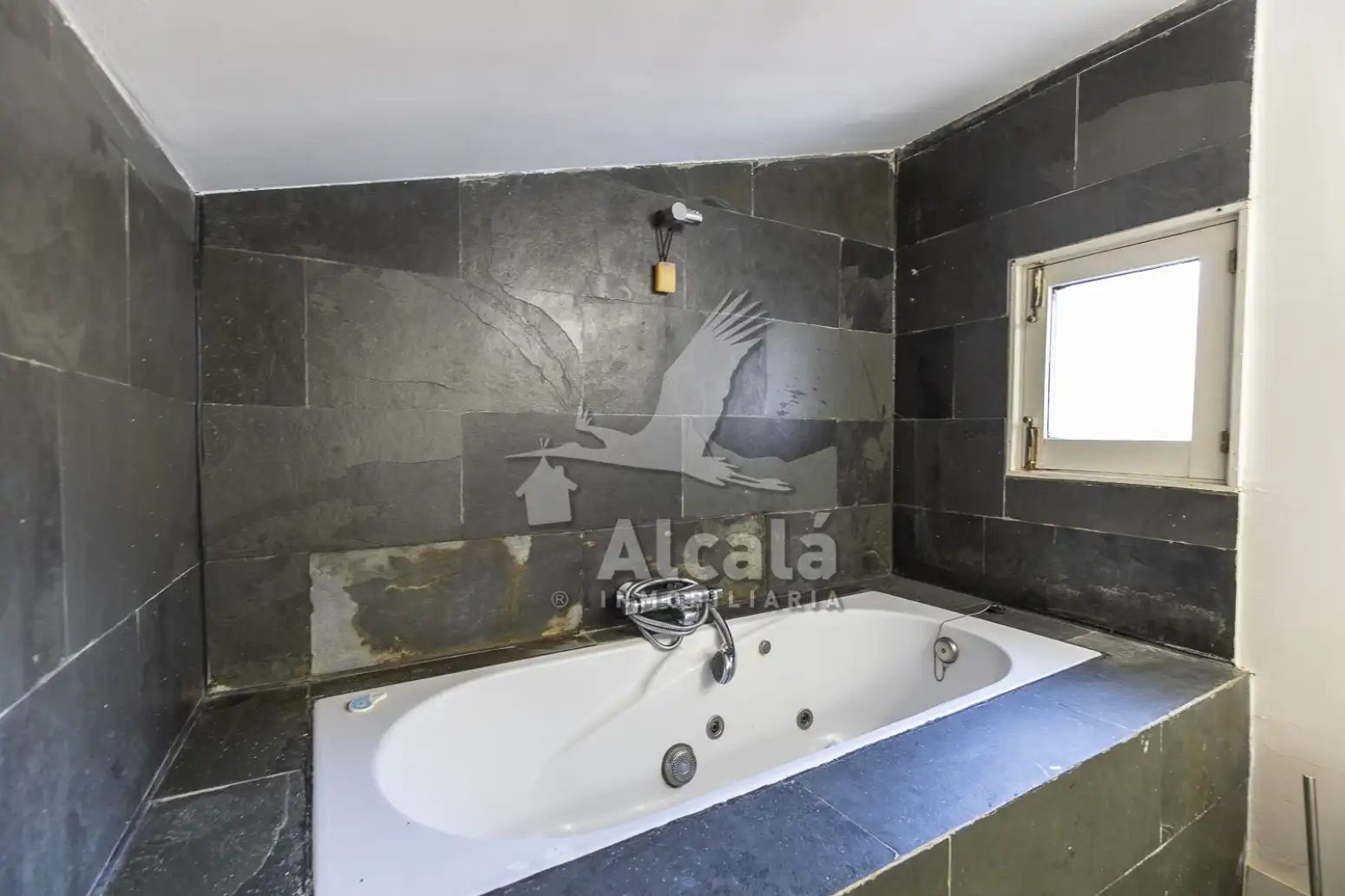 Bathroom of Houses for sale in Alcalá de Henares  with Air Conditioner, Heating and Private garden