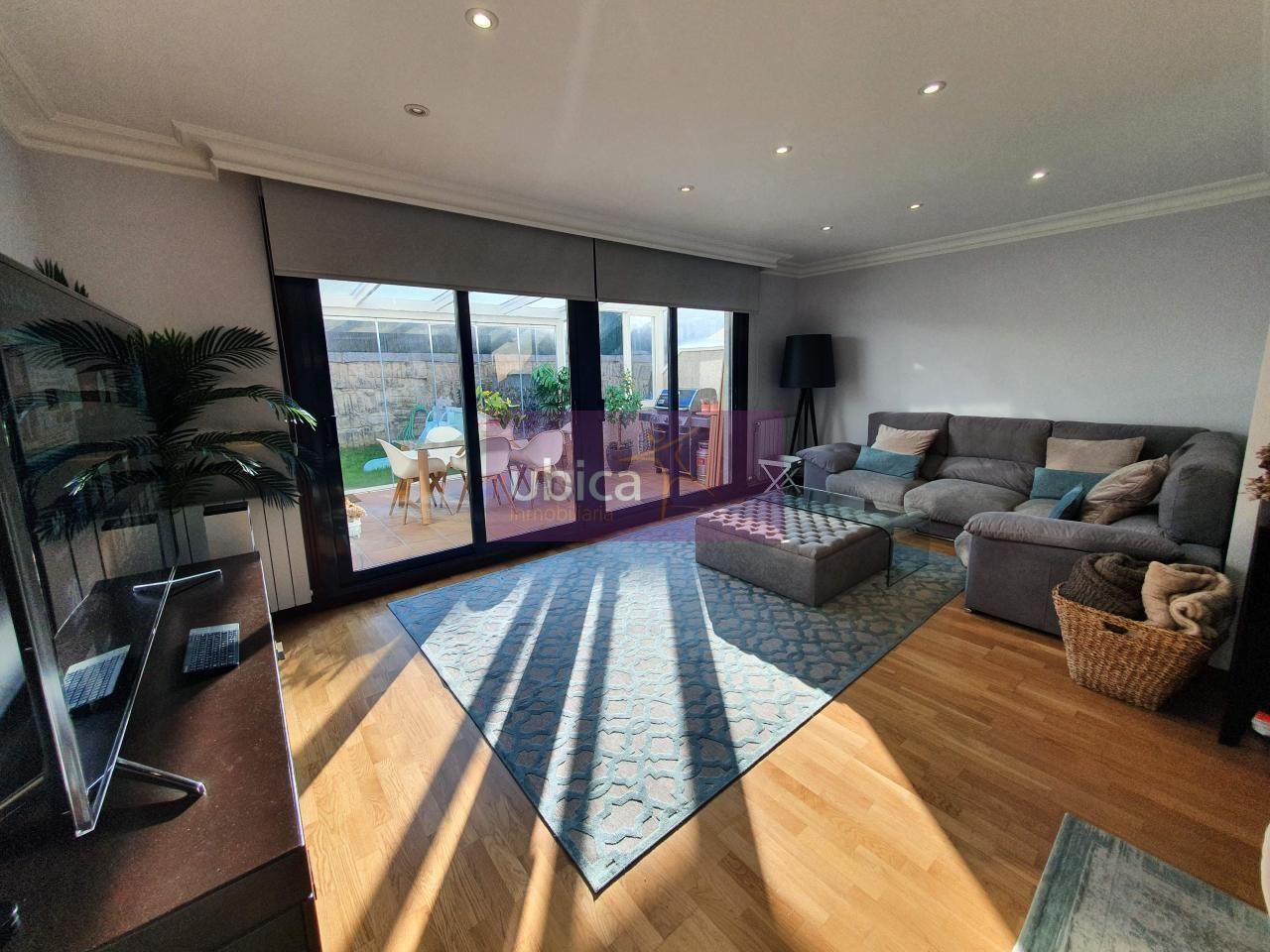 Sala d'estar de Casa adosada en venda en Vigo  amb Calefacció, Jardí privat i Terrassa