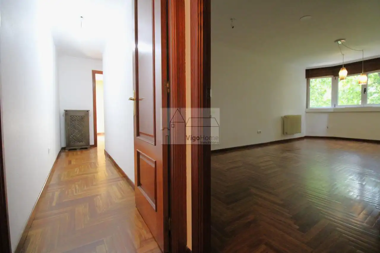 Living room of Flat for rent in Vigo   with Heating, Parquet flooring and Storage room