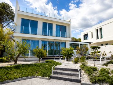 Villa con piscina in vendita a Carrer Cézanne