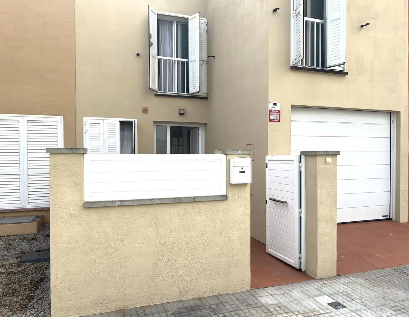 Vista exterior de Casa adosada en venda en Sant Pere Pescador amb Aire condicionat, Calefacció i Terrassa